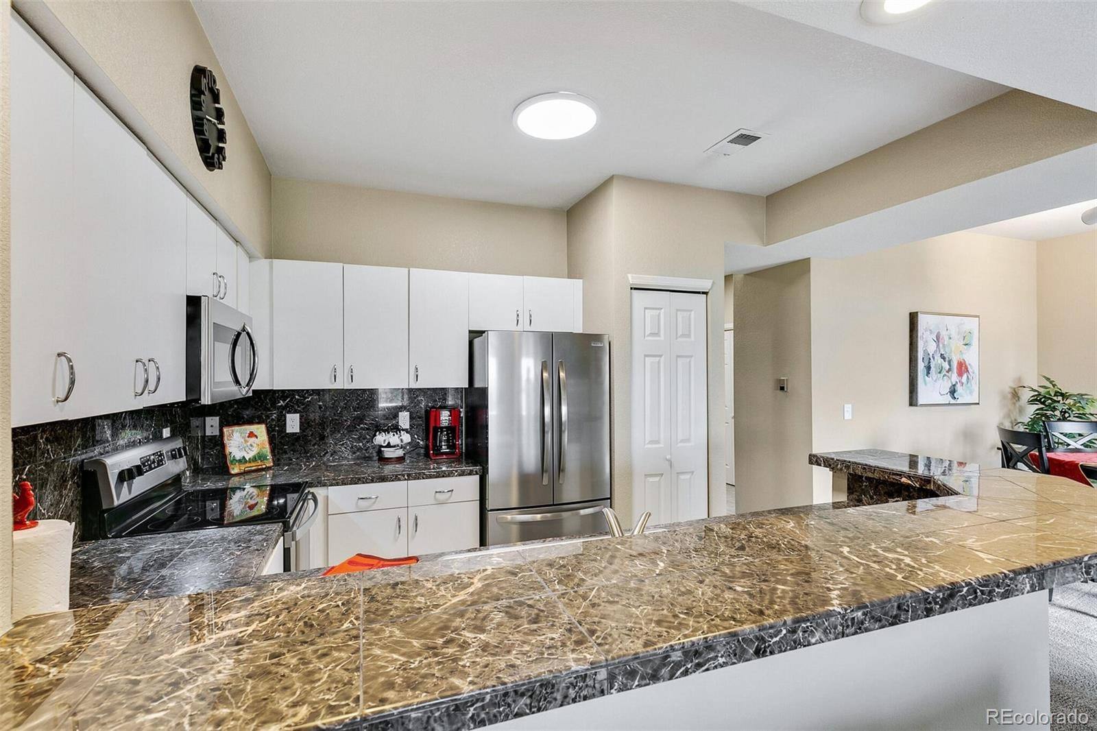 Kitchen breakfast bar